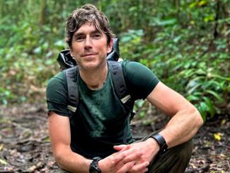 SIMON REEVE PORTRAIT PHOTO.png